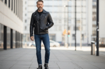 un homme posant dans la rue