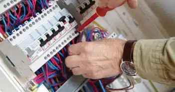 Quels sont les avantages des disjoncteurs pour la protection des tableaux électriques