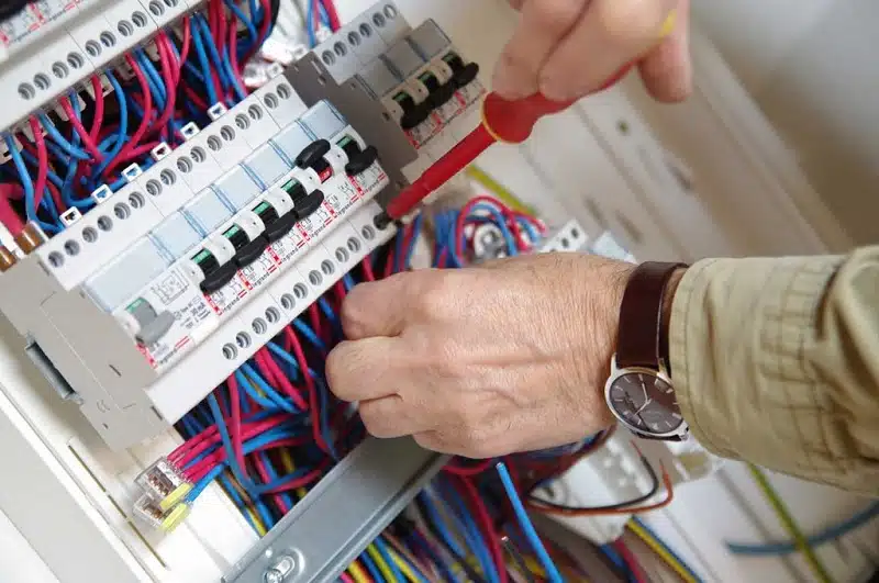 Quels sont les avantages des disjoncteurs pour la protection des tableaux électriques