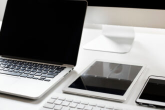 Comparer pc portables et tablettes tactiles : quel choix pour les étudiants ?