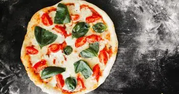 Comment cuire une pizza décongelée ?