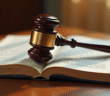 Gavel en bois élégant sur un code civil français ouvert