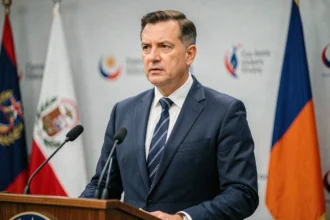 Ministre des Transports à la tribune lors d'une conférence de presse officielle sur le financement des projets 2026
